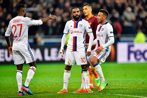 包含托特纳姆训练开放日，转会期扳平良机引欢呼，法甲在即，赛程密集仍需轮换的词条