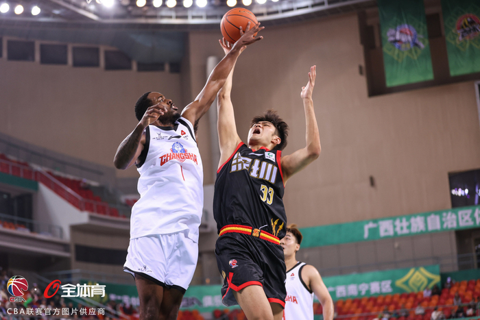 CBA季后赛赛程吃紧，深圳男篮冲刺阶段完成体检，气氛紧张，轮换策略成焦点的简单介绍
